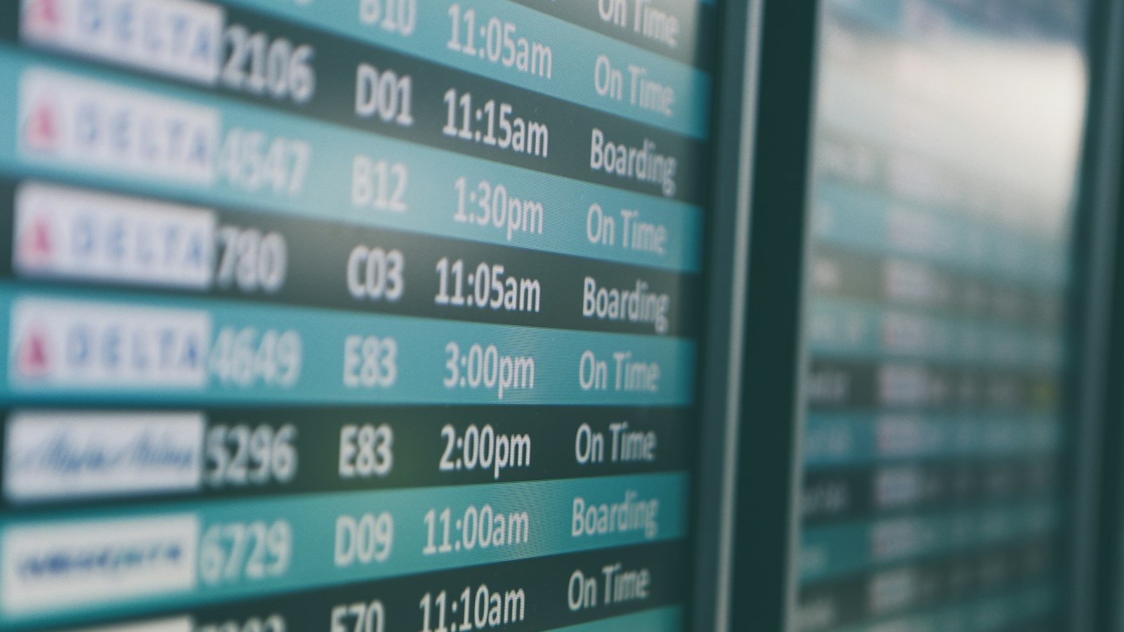 Odletová tabule na letišti s lety Delta Air Lines
