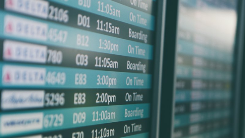 Odletová tabule na letišti s lety Delta Air Lines